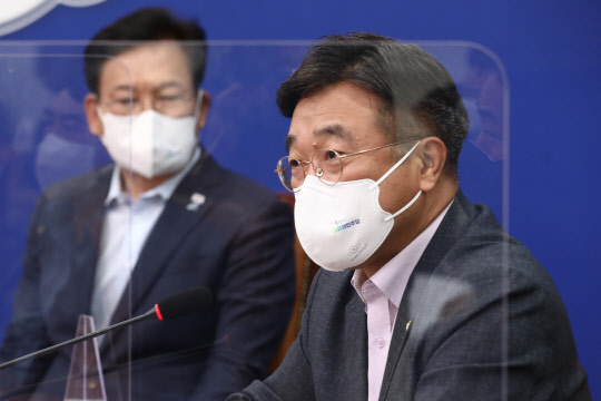 윤호중 민주당 원내대표가 28일 국회에서 열린 최고위원회의에서 발언하고 있다. 연합뉴스